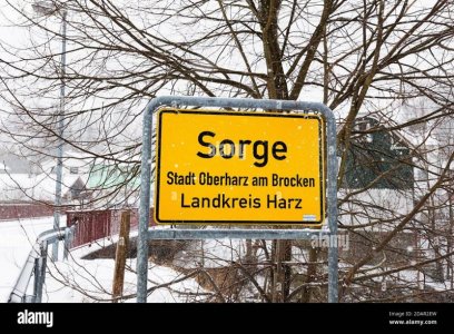 ortsbegrenzungszeichen-sorge-trostloses-winterwetter-bezirk-sorge-oberharz-am-brocken-bezirk-h...jpg