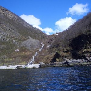 Schmelzwasser ergießt sich in den Fjord