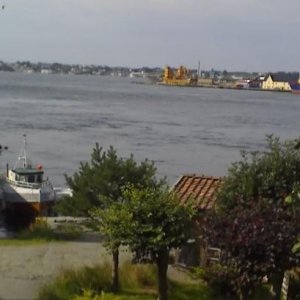 Blick auf den Karmsund
links unser Anleger
im Zentrum die Strudel der enormen
Strömung