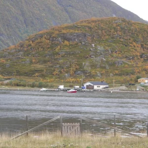 Die Bogebukt bei Sandneshamn, Kvalöya, hinten rechts liegt das Ferienhaus