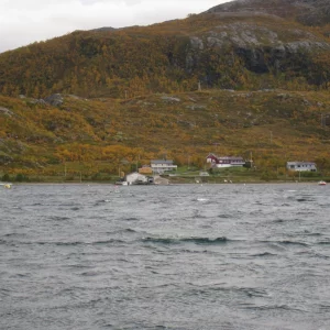 Die Bucht bei Sandneshamn , Bogebukt , hinten rechts liegt das Ferienhaus