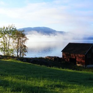 Aufziehender Nebel auf dem Sognefjord bei Balestrand