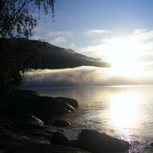 Sonnenaufgang am Sognefjord. Blickrichtung Hella Fähranleger