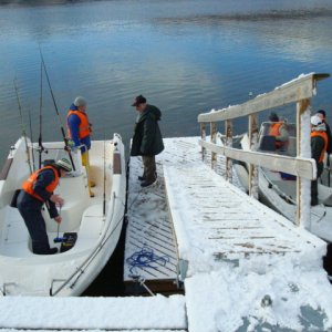 Schneeschippen im Boot macht warm!