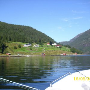 Blick auf das Haus vom Fjord aus