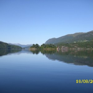 kein Wind und keine Wellen -
der Fjord ist wie ein Spiegel