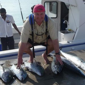 Reiche Ausbeute 2 Wahoos
3 Bluefin Jacks
1 Yellowfin Tuna und jede Menge Kleinfish für die Pfanne-Ausbeute von 4 Std. auf den Malediven 2011