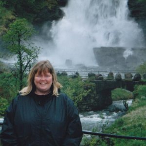 Frau vorm Wasserfall