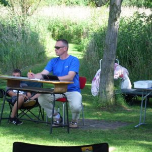 ein konzentrierter Kampfrichter