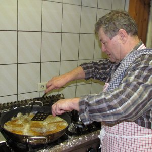 Wer ein guter Fischbrater werden will, muss auch wenden können.