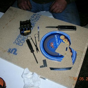 Also aus altem Deckel dänischer Keksdose einen Ersatz geschnitten,gebohrt mit der gleichen Schere und geschliffen mit Nagelfeile....fertig