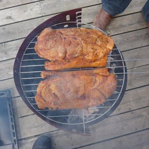 Mehr als zwei Steaks passten nicht auf den Grill. Grill zu Klein
