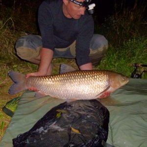 Stattlicher Graskarpfen von 14,2kg bei knapp 1,00m.