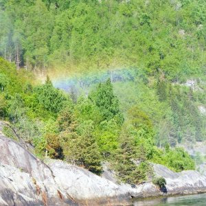 Naturschauspiel am Wasserfall, ein halber Regenbogen.