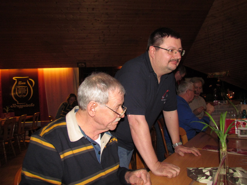 Alfred (Troll1410) schaut Rene beim abstützen zu.