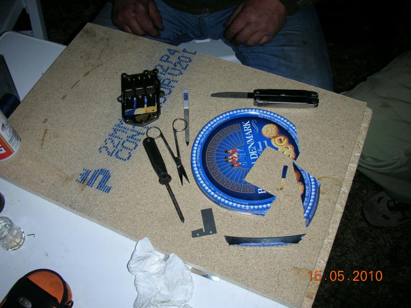 Also aus altem Deckel dänischer Keksdose einen Ersatz geschnitten,gebohrt mit der gleichen Schere und geschliffen mit Nagelfeile....fertig