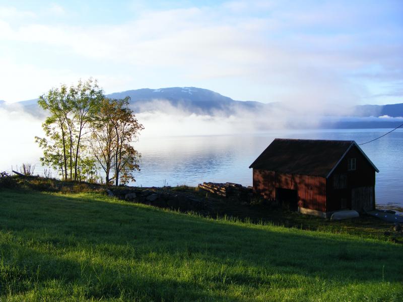 Aufziehender Nebel auf dem Sognefjord bei Balestrand