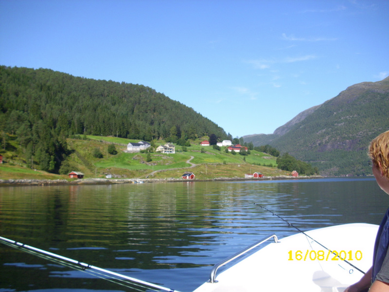 Blick auf das Haus vom Fjord aus