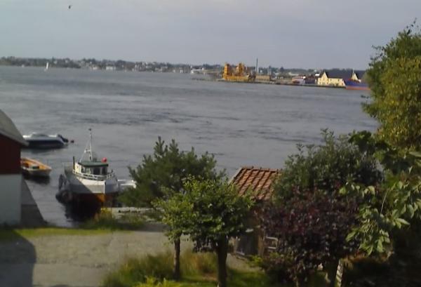Blick auf den Karmsund
links unser Anleger
im Zentrum die Strudel der enormen
Strömung