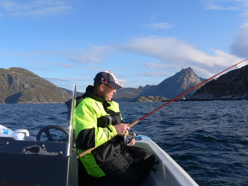 das neue Pioner Multi mit 30 PS 4-Takt Honda, Echolot-Kartenplotter von RayMarine