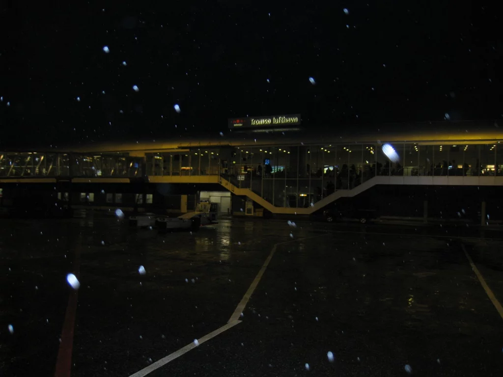 der kleine Flughafen Tromsö