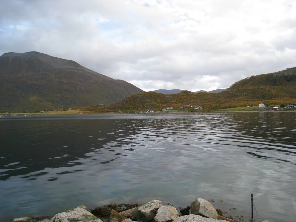 Die Bucht bei Sandneshamn , Bogebukt , hinten rechts liegt das Ferienhaus