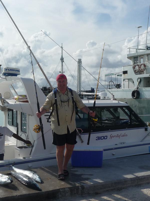 Eigenes Equipment zahlt sich auf den Malediven 2011 aus:
Penn Int. 50VSW an einer Stand-up-Rute von Shimano TIAGRA XTR-B STP 50-80.
Daiwa Dogfight a