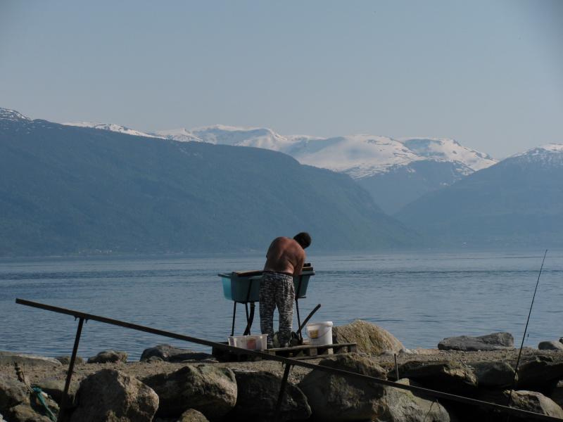 Fische Putzen! Macht natürlich bei dieser Aussicht und diesem Wetter doppelt soviel Spaß !