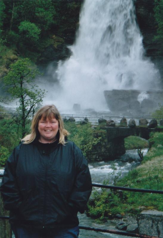 Frau vorm Wasserfall