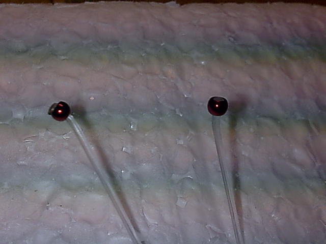 Garnelenauge hergestellt mit Monofiler Schnur und Weinroter Tungstenperle
