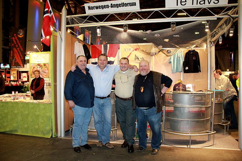 gewichtige  Personen am Stand