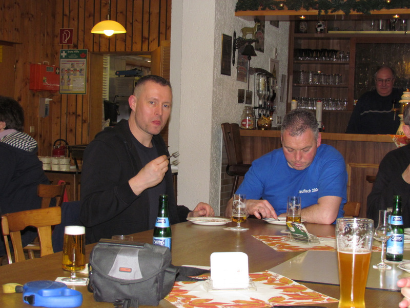 ... immer rein mit der Torte.