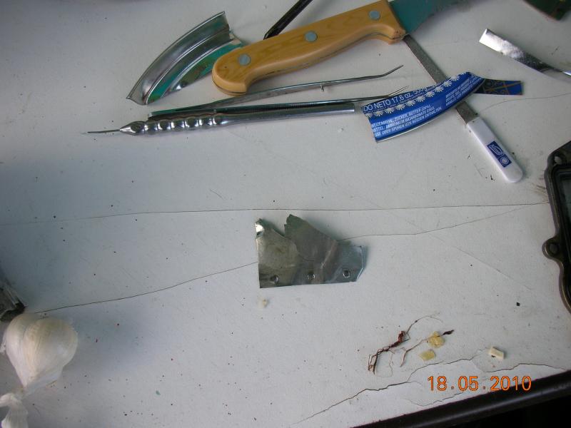 Nach drei Tagen wieder zerfetzt,
aber immerhin gut 80 Kilometer damit gefahren.Also wieder gebastelt,ging jetzt wesentlich schneller(30min)