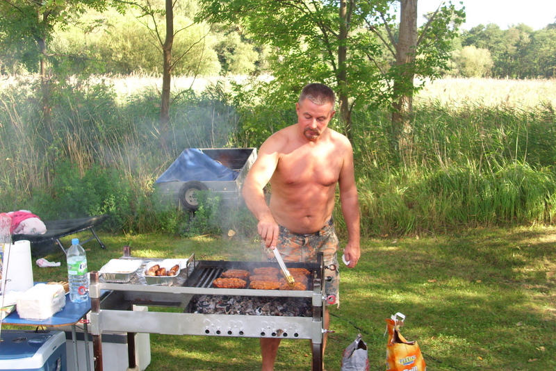 Oh, der Grillmeister kommt ins Schwitzen