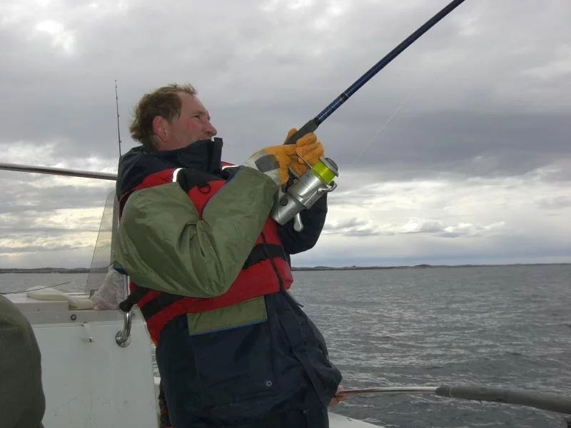 Peter im Drill mit dem Heilbutt