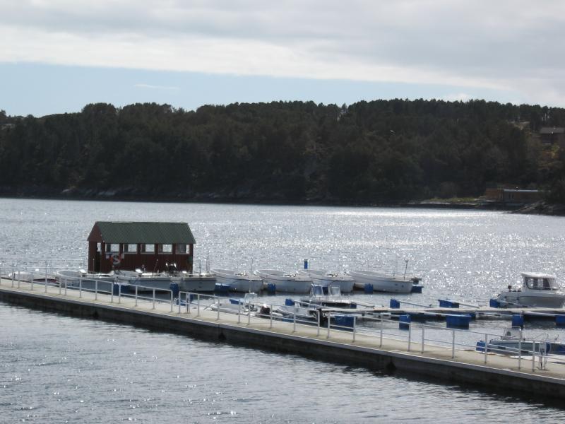 Pier mit Mietbooten in hellesöy