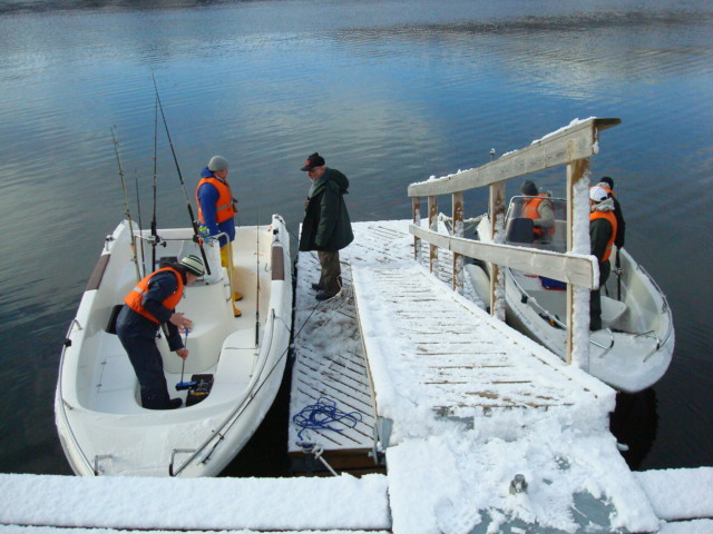 Schneeschippen im Boot macht warm!