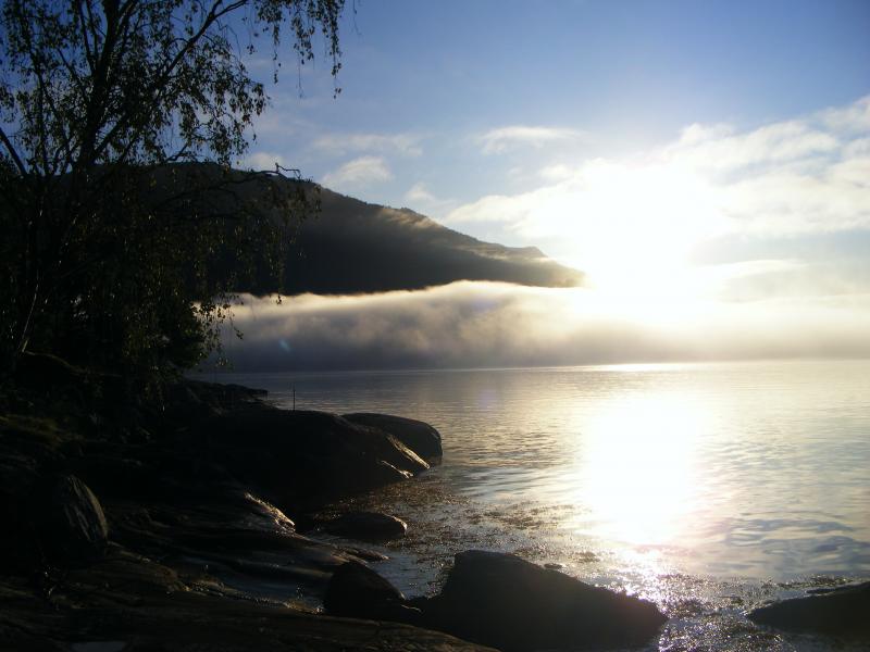Sonnenaufgang am Sognefjord. Blickrichtung Hella Fähranleger