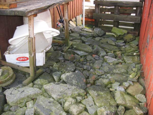 Stolperweg und Tisch 2 mit den Behältern
