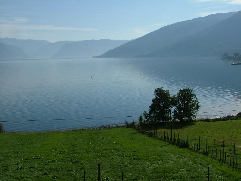 Urlaub 2006 Blick auf den Sognefjord vorbei an Balestrand Richtung Küste ( Aufnahmeort ist Tjugum  FJS294 intercalet )