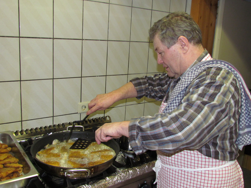 Wer ein guter Fischbrater werden will, muss auch wenden können.