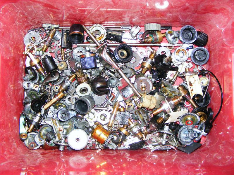 Zerlegte  Angelrollen, noch nicht sortierte Ersatzteile 1